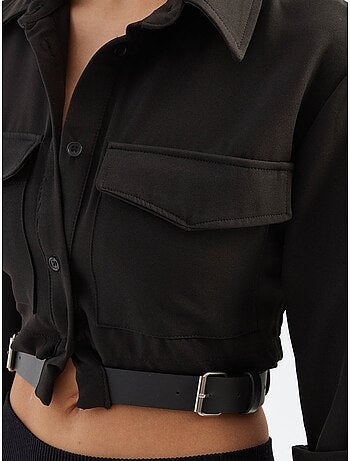 Camisa corta con bolsillo y cuello alto con detalle de cinturón