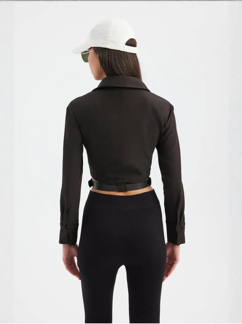Camisa corta con bolsillo y cuello alto con detalle de cinturón Negro - Kiabi