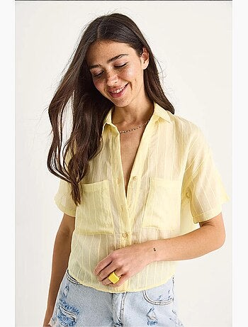 Camisa corta de viscosa con rayas del mismo color y detalle de doble bolsillo lucci