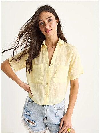 Camisa corta de viscosa con rayas del mismo color y detalle de doble bolsillo lucci