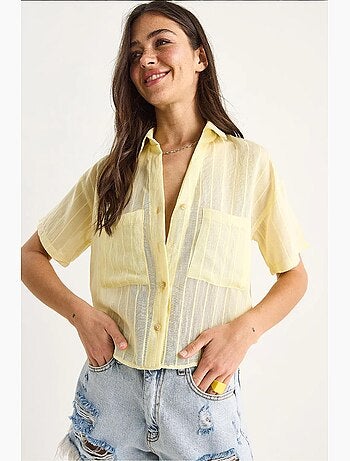 Camisa corta de viscosa con rayas del mismo color y detalle de doble bolsillo lucci