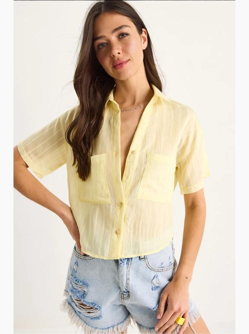 Camisa corta de viscosa con rayas del mismo color y detalle de doble bolsillo lucci - Kiabi Camisa corta de viscosa con rayas del mismo color y detalle de doble bolsillo lucci - Kiabi