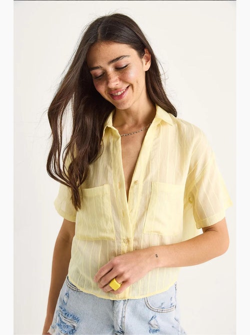 Camisa corta de viscosa con rayas del mismo color y detalle de doble bolsillo lucci - Kiabi Camisa corta de viscosa con rayas del mismo color y detalle de doble bolsillo lucci - Kiabi