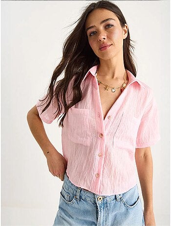 Camisa corta de viscosa con rayas del mismo color y detalle de doble bolsillo lucci