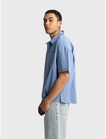 Camisa de algodón texturizado con botones y bolsillo giesto