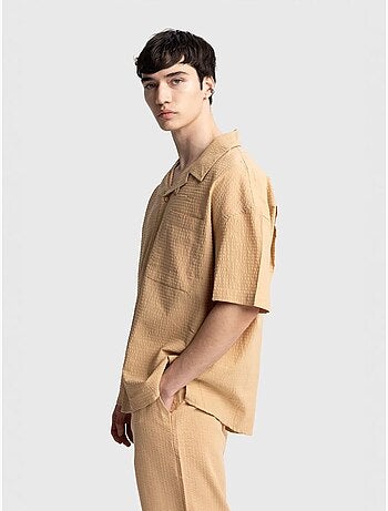 Camisa de algodón texturizado con botones y bolsillo giesto