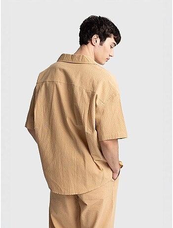 Camisa de algodón texturizado con botones y bolsillo giesto