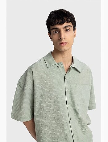 Camisa de algodón texturizado con botones y bolsillo giesto