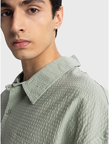 Camisa de algodón texturizado con botones y bolsillo giesto
