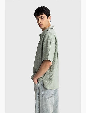 Camisa de algodón texturizado con botones y bolsillo giesto