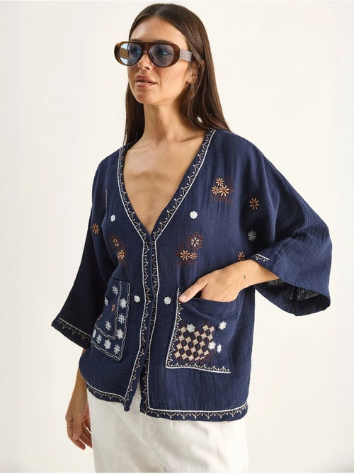 Camisa de crepé de algodón bordado con cuello en v lucci - Kiabi Camisa de crepé de algodón bordado con cuello en v lucci - Kiabi