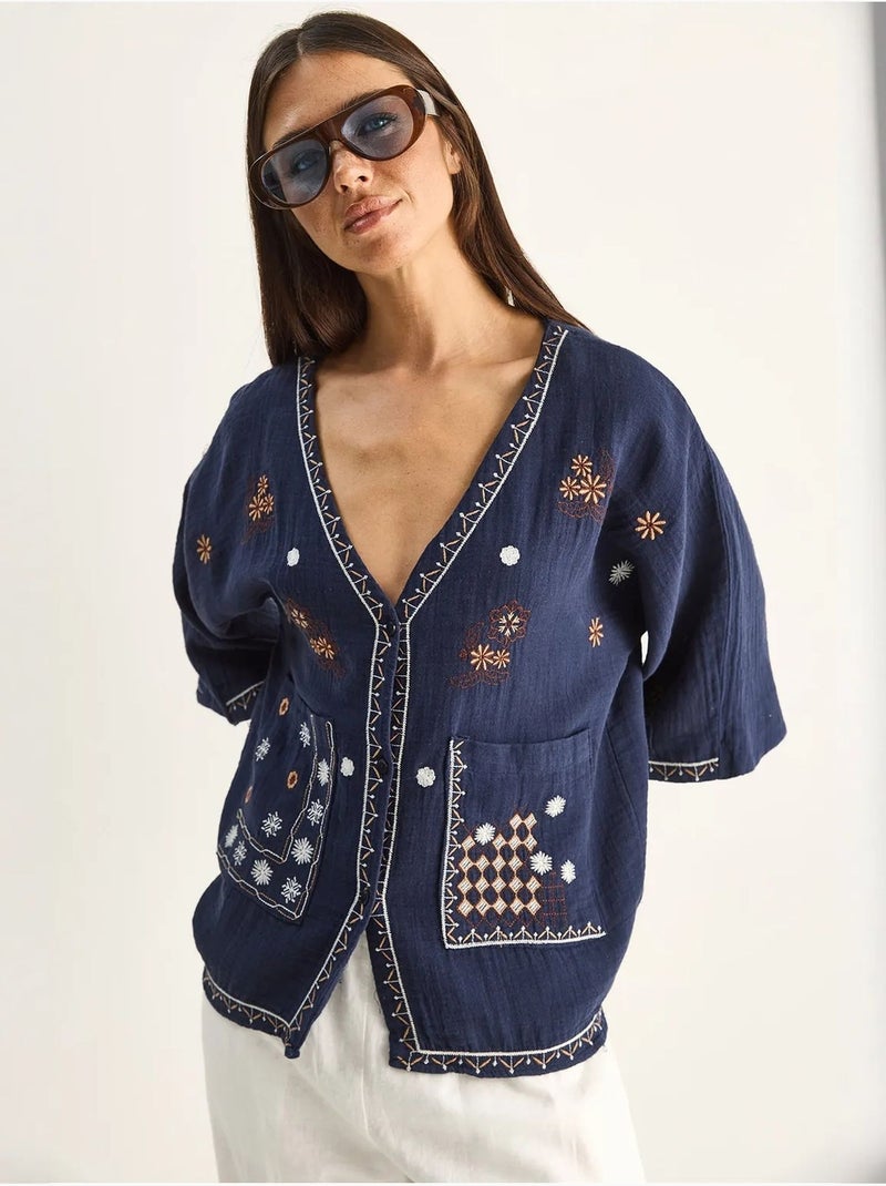 Camisa de crepé de algodón bordado con cuello en v lucci Azul marino - Kiabi