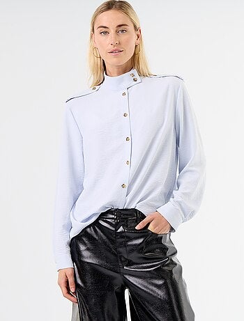 Camisa de cuello alto y canesú en los hombros