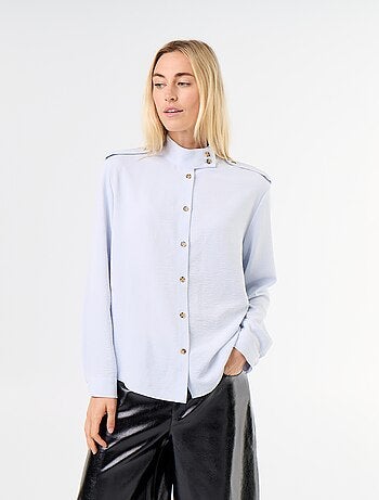 Camisa de cuello alto y canesú en los hombros