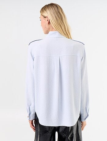 Camisa de cuello alto y canesú en los hombros