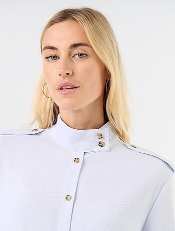 Camisa de cuello alto y canesú en los hombros