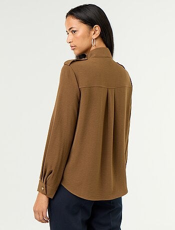 Camisa de cuello alto y canesú en los hombros
