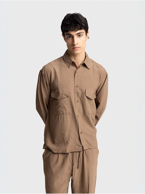 Camisa de gabardina de manga larga con botones y bolsillo giesto - Kiabi Camisa de gabardina de manga larga con botones y bolsillo giesto - Kiabi
