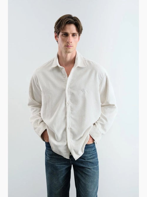 Camisa de gabardina texturizada extragrande con cierre de botones giesto - Kiabi Camisa de gabardina texturizada extragrande con cierre de botones giesto - Kiabi