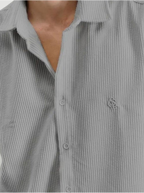Camisa de gabardina texturizada extragrande con cierre de botones giesto - Kiabi Camisa de gabardina texturizada extragrande con cierre de botones giesto - Kiabi