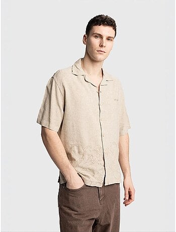 Camisa de lino bordada de manga corta con cuello abierto giesto