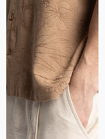 Camisa de lino bordada de manga corta con cuello abierto giesto