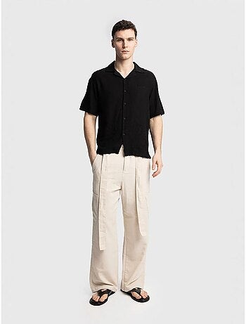 Camisa de lino bordada de manga corta con cuello abierto giesto