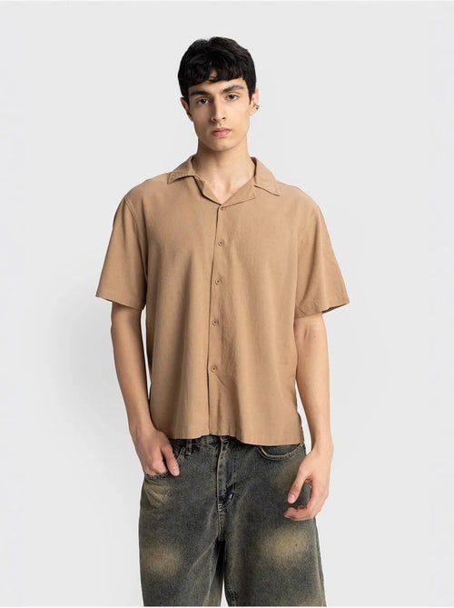 Camisa de lino con cuello abierto y botones de corte regular de giesto - Kiabi Camisa de lino con cuello abierto y botones de corte regular de giesto - Kiabi