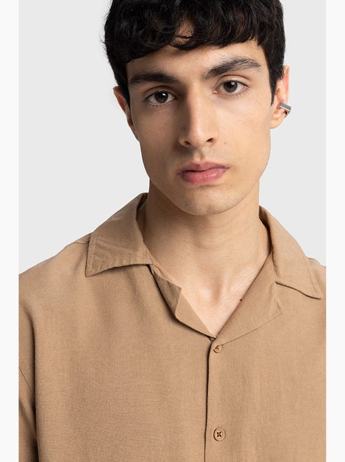 Camisa de lino con cuello abierto y botones de corte regular de giesto - Kiabi Camisa de lino con cuello abierto y botones de corte regular de giesto - Kiabi