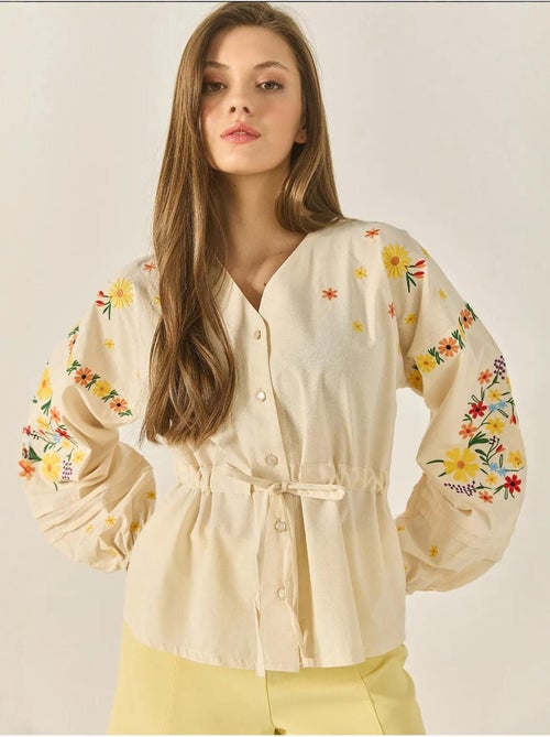 Camisa de lino con cuello en v, cinturón bordado y puños elásticos lucci - Kiabi Camisa de lino con cuello en v, cinturón bordado y puños elásticos lucci - Kiabi