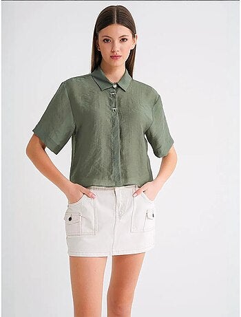 Camisa de manga corta abotonada con accesorio de piedra mixray