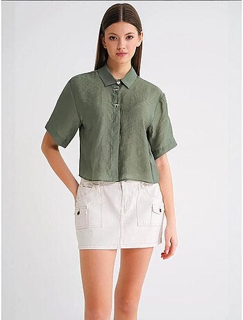 Camisa de manga corta abotonada con accesorio de piedra mixray