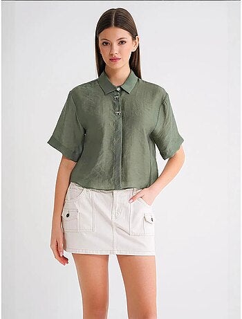Camisa de manga corta abotonada con accesorio de piedra mixray