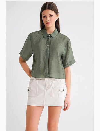 Camisa de manga corta abotonada con accesorio de piedra mixray