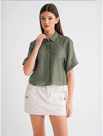 Camisa de manga corta abotonada con accesorio de piedra mixray