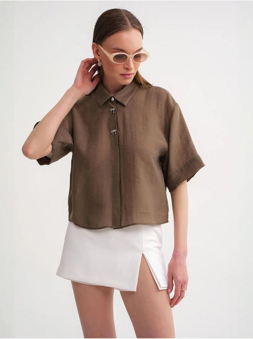 Camisa de manga corta abotonada con accesorio de piedra mixray - Kiabi Camisa de manga corta abotonada con accesorio de piedra mixray - Kiabi