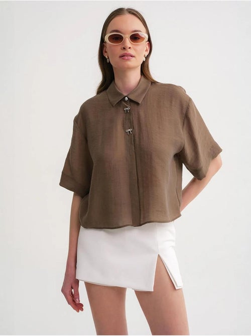 Camisa de manga corta abotonada con accesorio de piedra mixray - Kiabi Camisa de manga corta abotonada con accesorio de piedra mixray - Kiabi