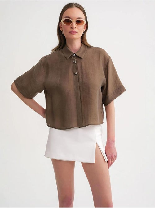 Camisa de manga corta abotonada con accesorio de piedra mixray - Kiabi Camisa de manga corta abotonada con accesorio de piedra mixray - Kiabi