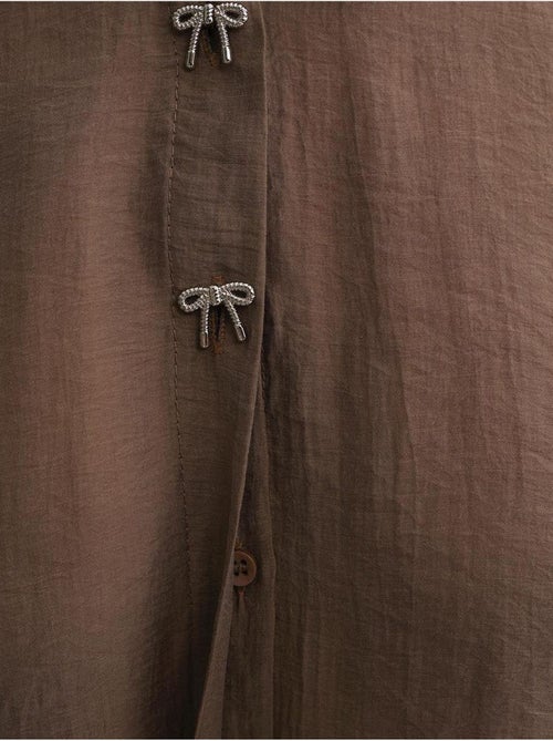 Camisa de manga corta abotonada con accesorio de piedra mixray - Kiabi Camisa de manga corta abotonada con accesorio de piedra mixray - Kiabi