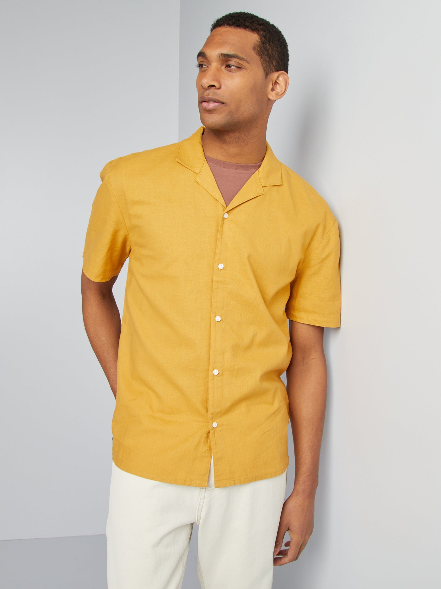 camisa amarilla hombre