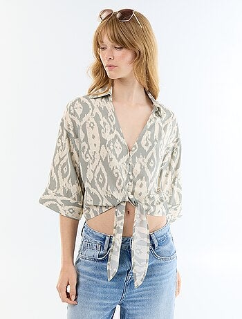 Camisa de manga corta con bajo anudado