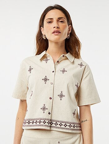 Camisa de manga corta con bordados