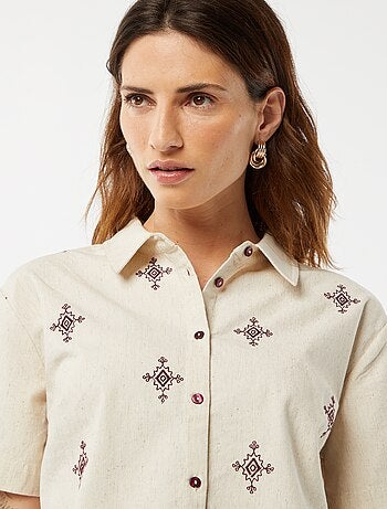 Camisa de manga corta con bordados