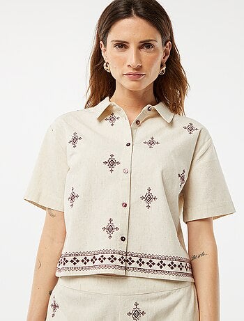 Camisa de manga corta con bordados
