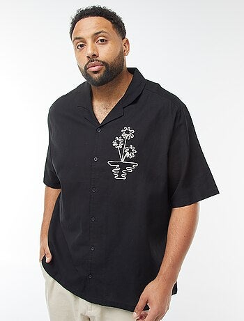 Camisa de manga corta con bordados en la parte delantera