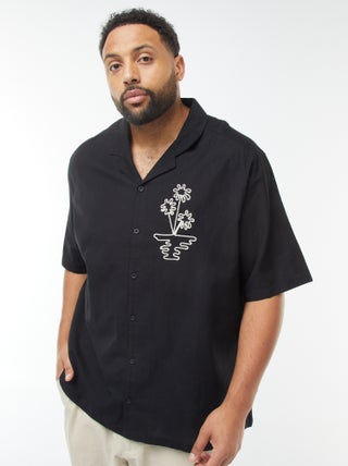 Camisa de manga corta con bordados en la parte delantera