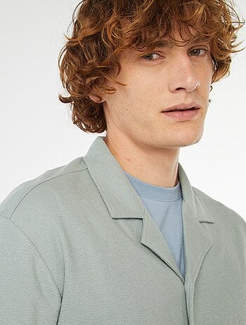 Camisa de manga corta con cuello de polo