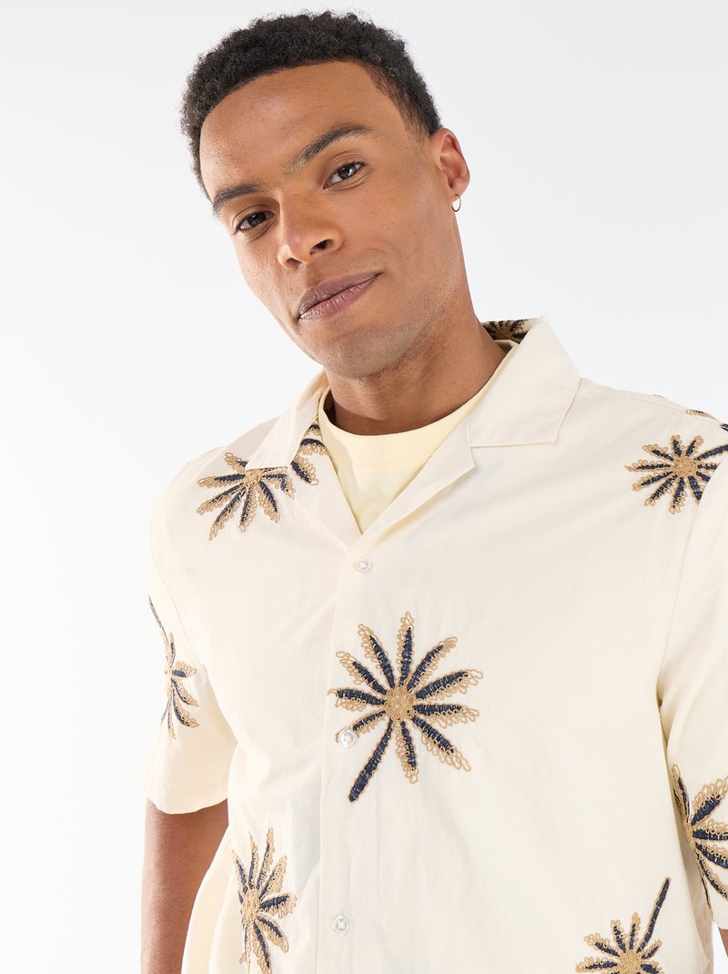 Camisa de manga corta con motivo bordado Beige - Kiabi