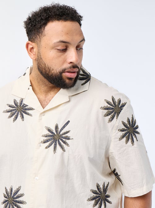 Camisa de manga corta con motivo de flores bordadas - Kiabi Camisa de manga corta con motivo de flores bordadas - Kiabi