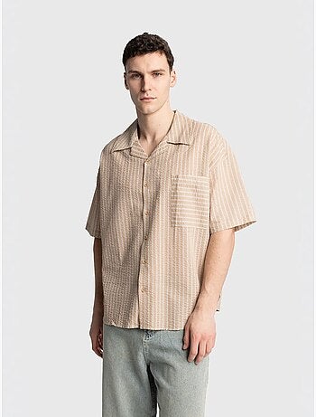 Camisa de manga corta con rayas texturizadas y bolsillo giesto